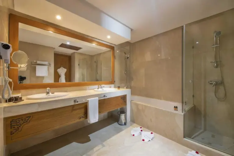 Salle de bains spacieuse au Grand Mogador Sea View & Spa