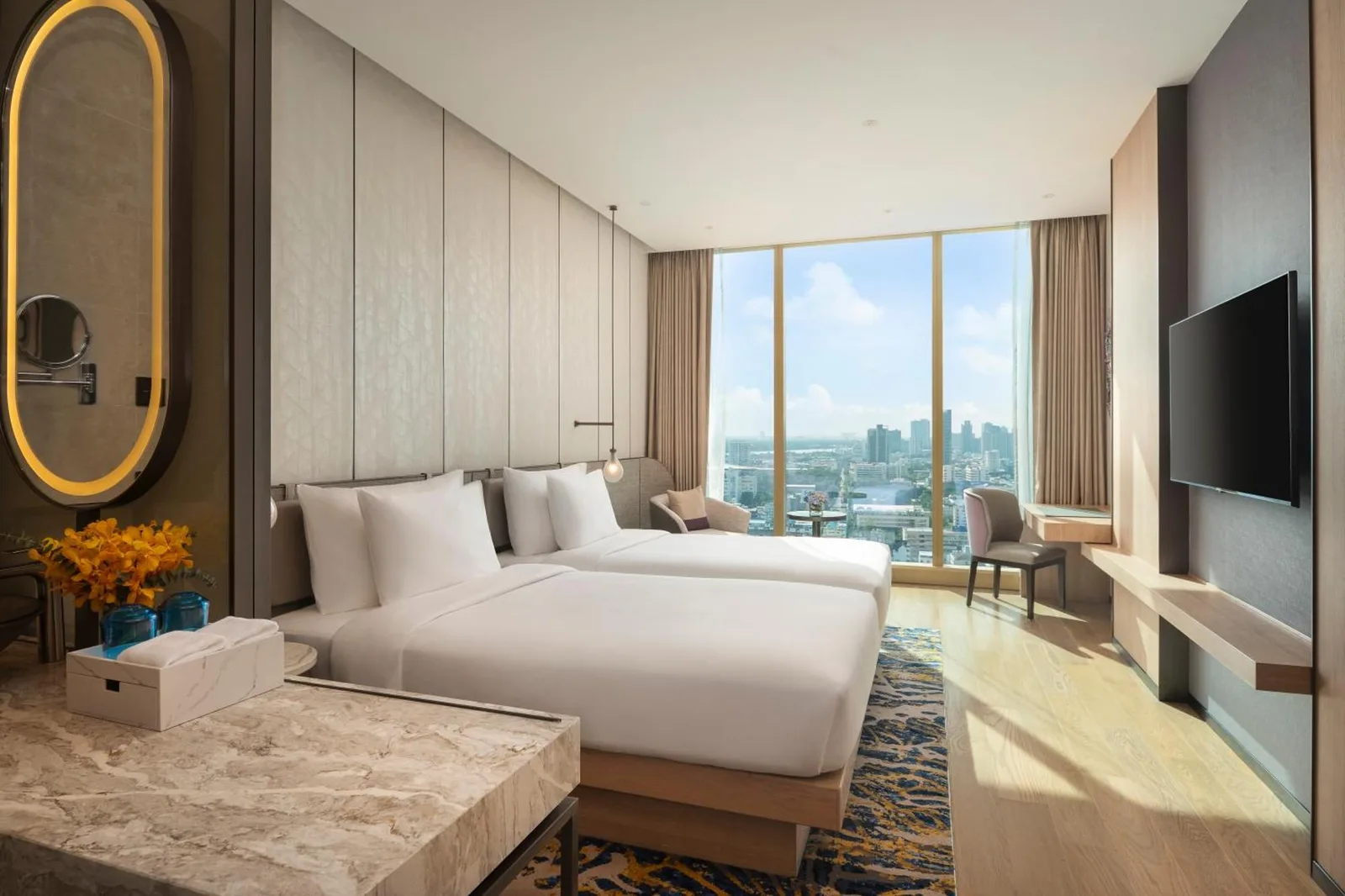 Grand Nikko Bangkok Sathorn – Hotel in Bangkok, Thailand – ein Schlafzimmer mit einem großen weißen Bett und einem Fernseher im Grand Nikko Bangkok Sathorn in Bangkok