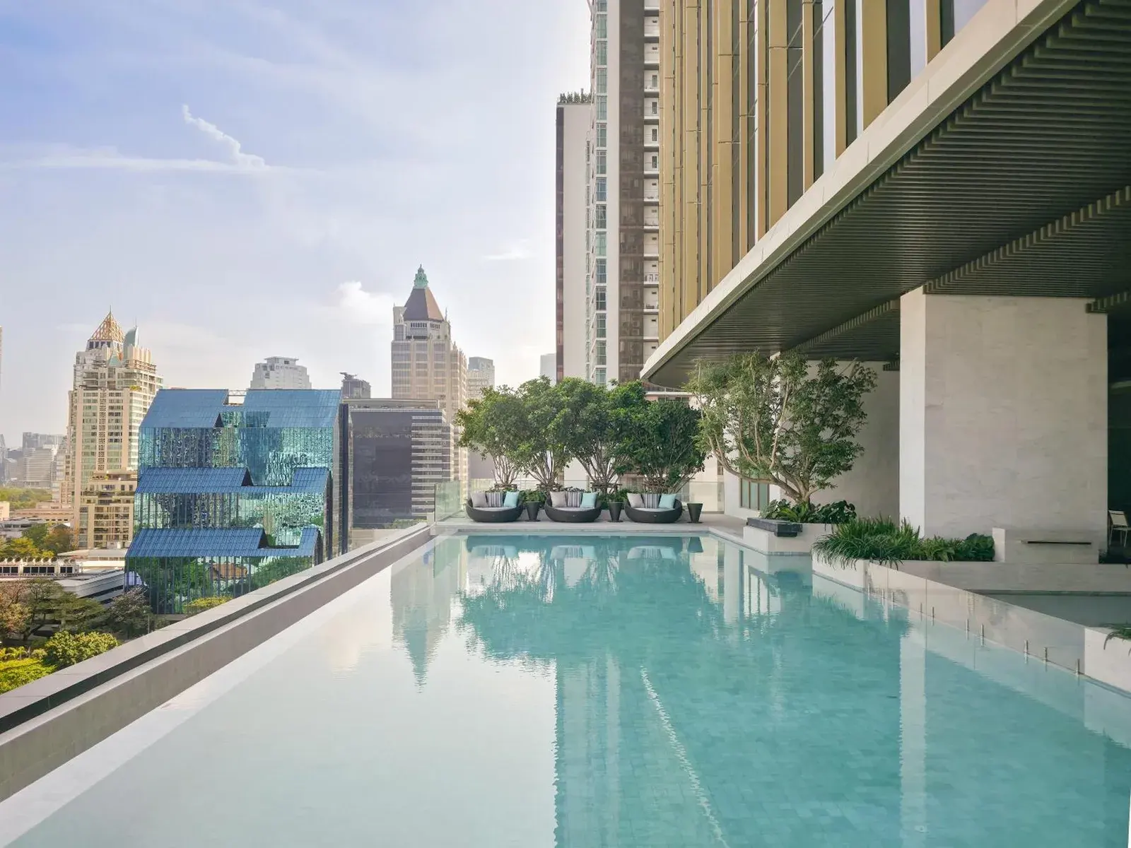 Infinity-Pool im Grand Nikko Bangkok Sathorn mit Stadtblick