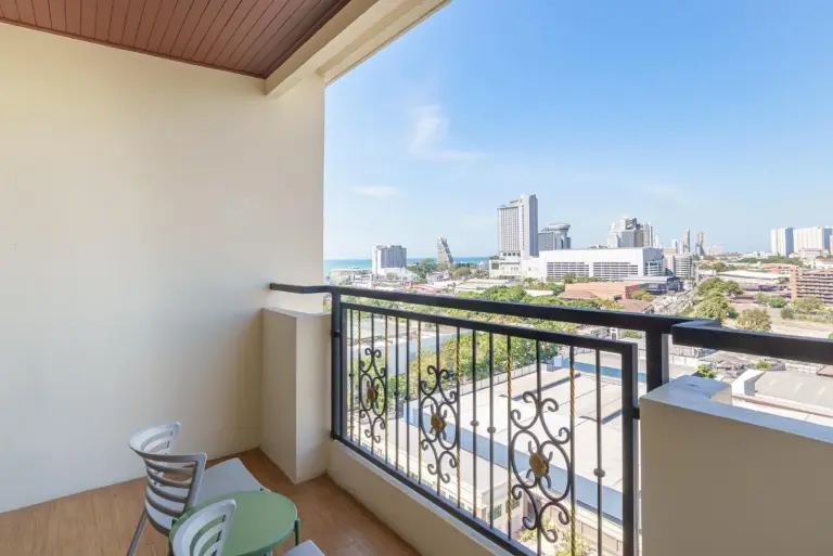 Vue depuis le balcon du Grand Palazzo Hotel - SHA Extra Plus à Pattaya surplombant la ville
