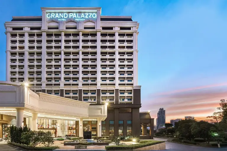 Vue extérieure du Grand Palazzo Hotel - SHA Extra Plus à Pattaya au coucher du soleil