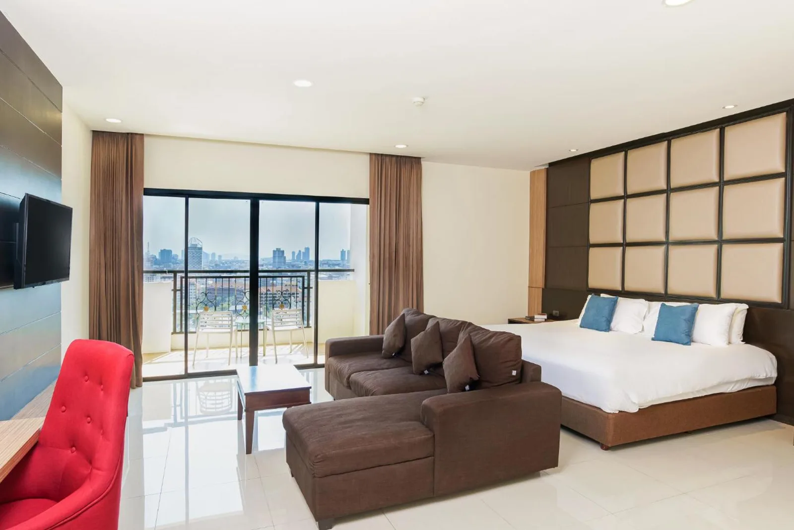 Suite au Grand Palazzo Hotel - SHA Extra Plus à Pattaya avec canapé et vue sur la ville