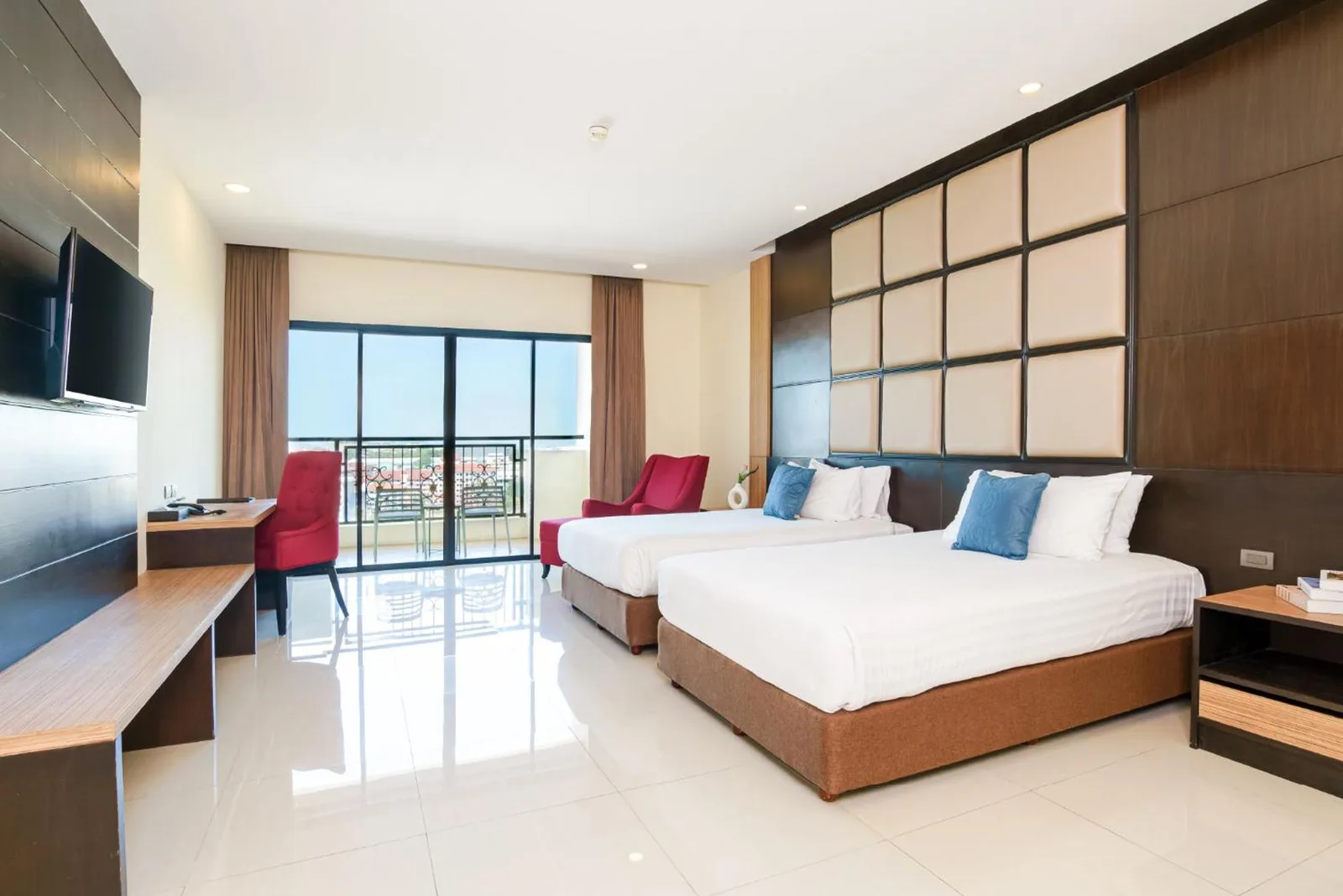 Chambre twin spacieuse au Grand Palazzo Hotel - SHA Extra Plus à Pattaya avec balcon et vue sur la ville