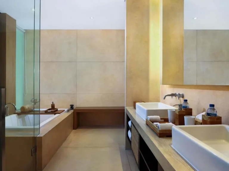 Baño moderno en Grand Seminyak Lifestyle Boutique Bali Resort