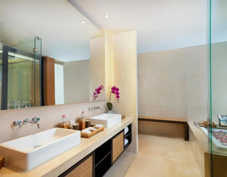 Baño espacioso en Grand Seminyak Lifestyle Boutique Bali Resort