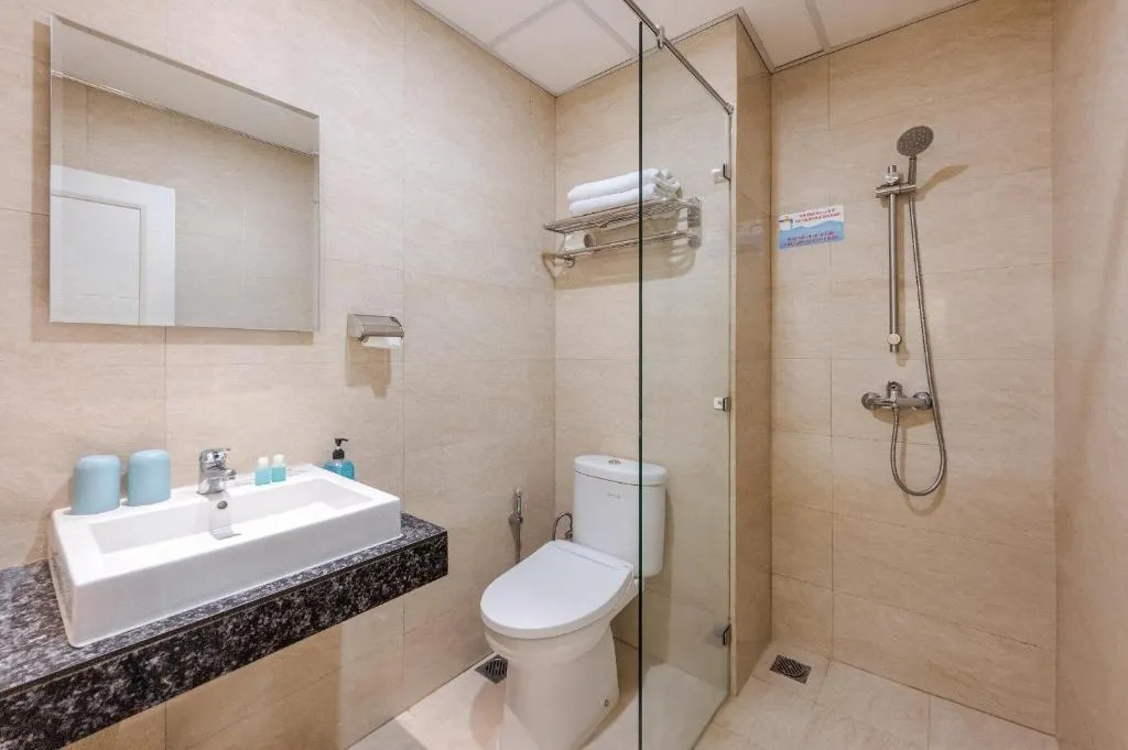 Modern bathroom in Grand Thamrin Hotel