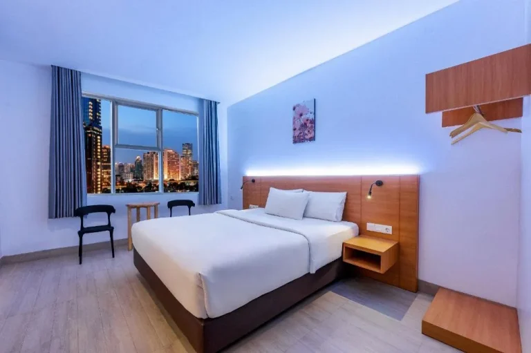 Chambre d'hôte confortable au Grand Thamrin Hotel avec vue sur la ville