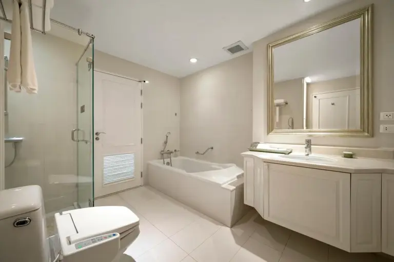 Salle de bains élégante au Grande Centre Point Hotel Ratchadamri Bangkok
