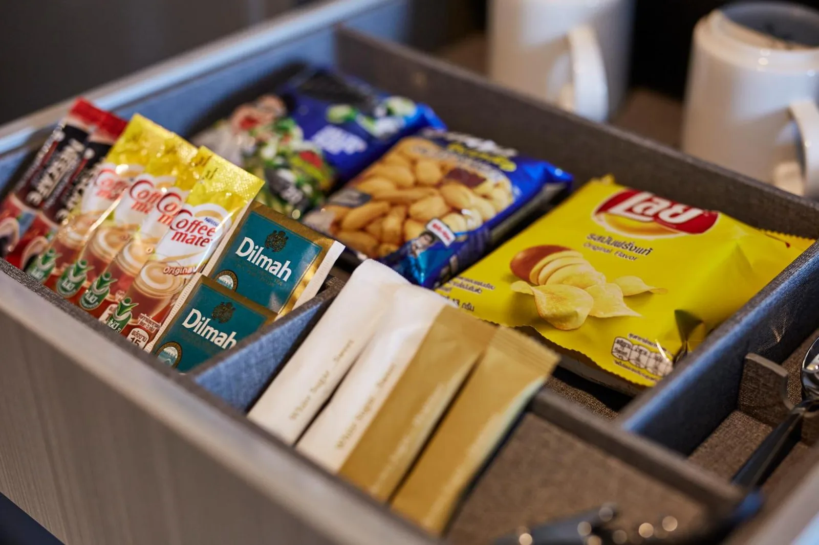 Opciones de minibar en la habitación del Grande Centre Point Pattaya