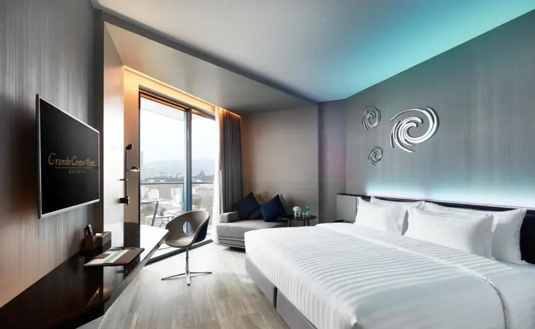 Otra vista de la habitación Deluxe del Grande Centre Point Pattaya
