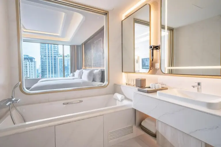 Baño elegante en Grande Centre Point Prestige Bangkok