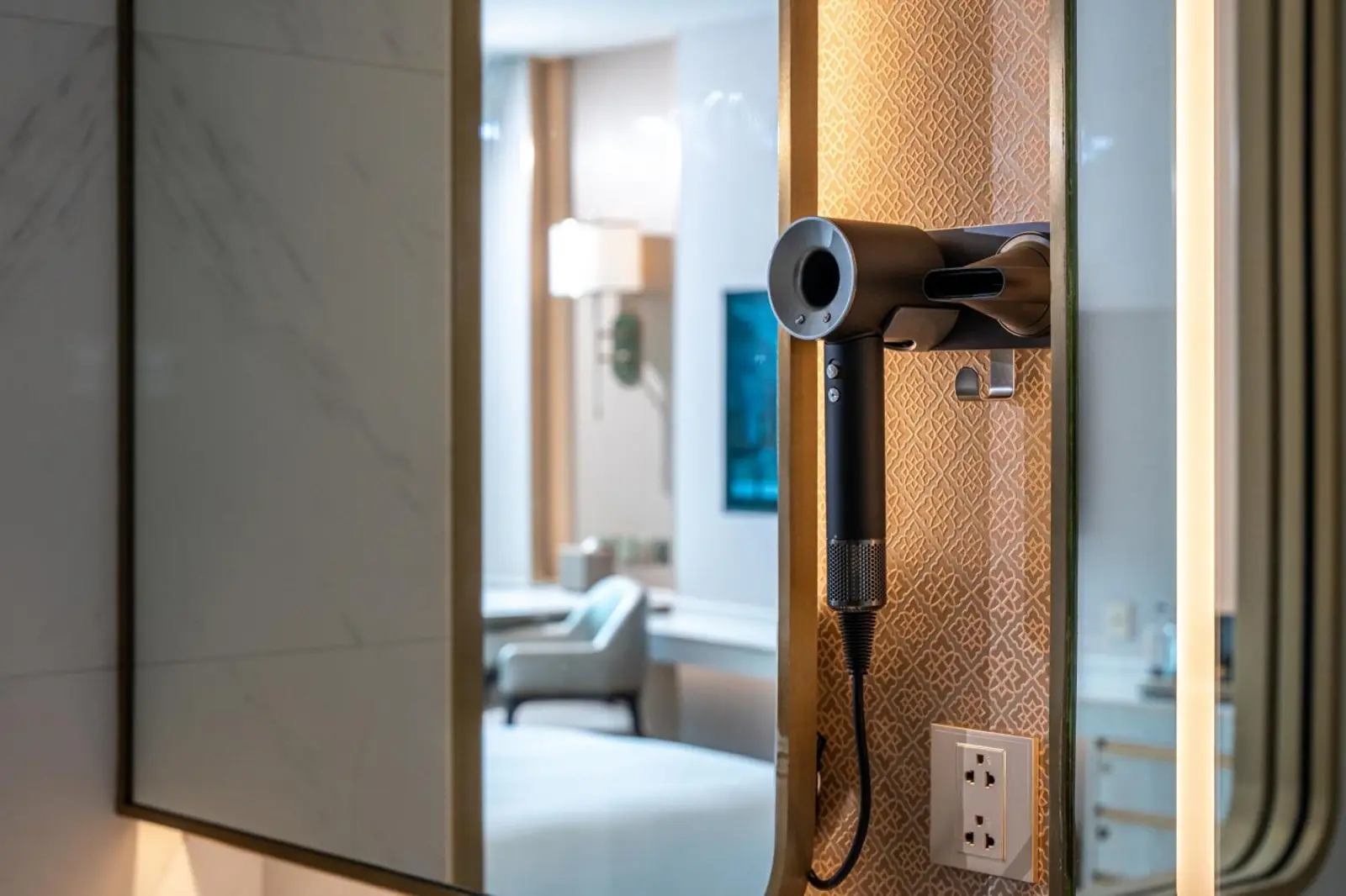 Secador de pelo en el baño en Grande Centre Point Prestige Bangkok