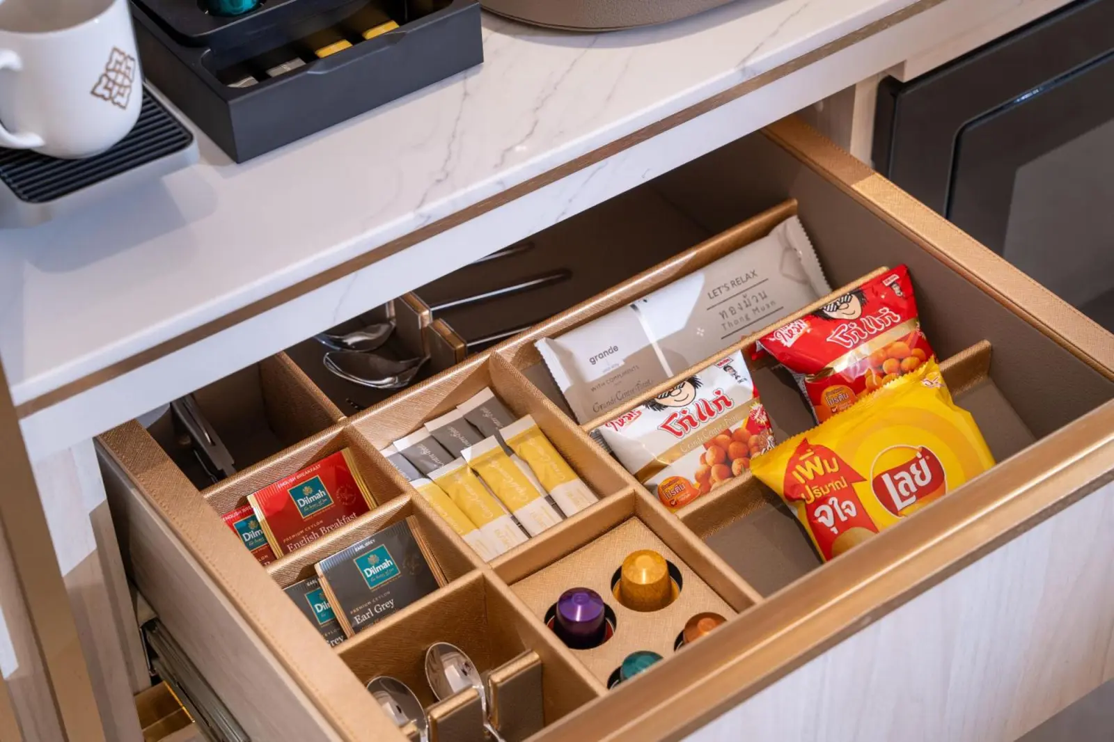 Snacks y bebidas en la habitación en Grande Centre Point Prestige Bangkok