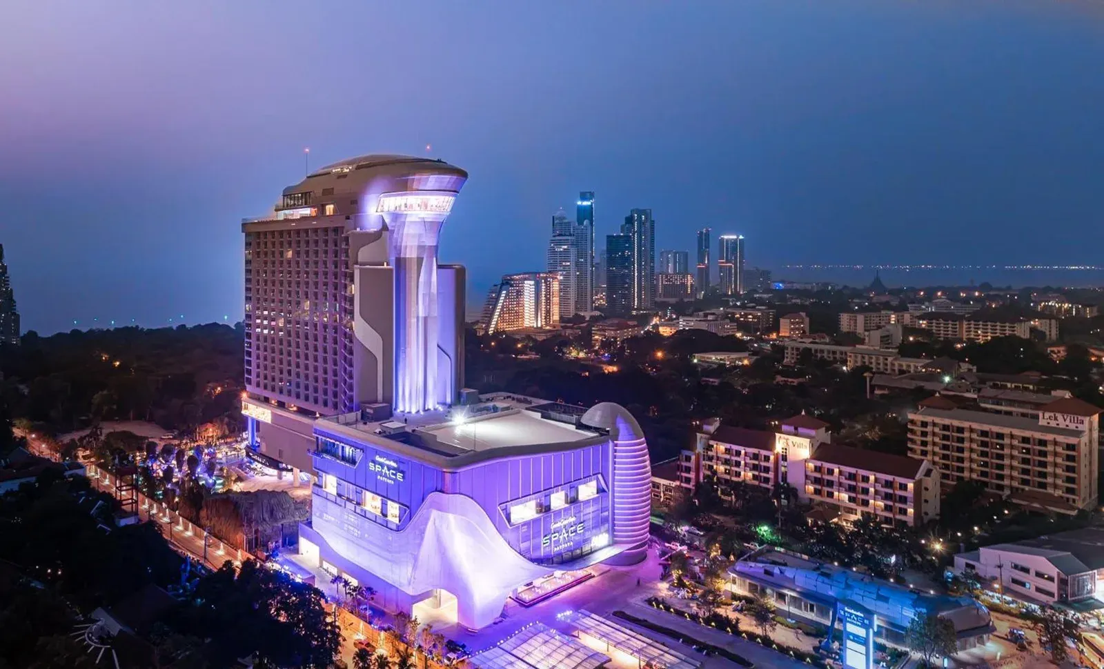 Vue extérieure de Grande Centre Point Space Pattaya au crépuscule
