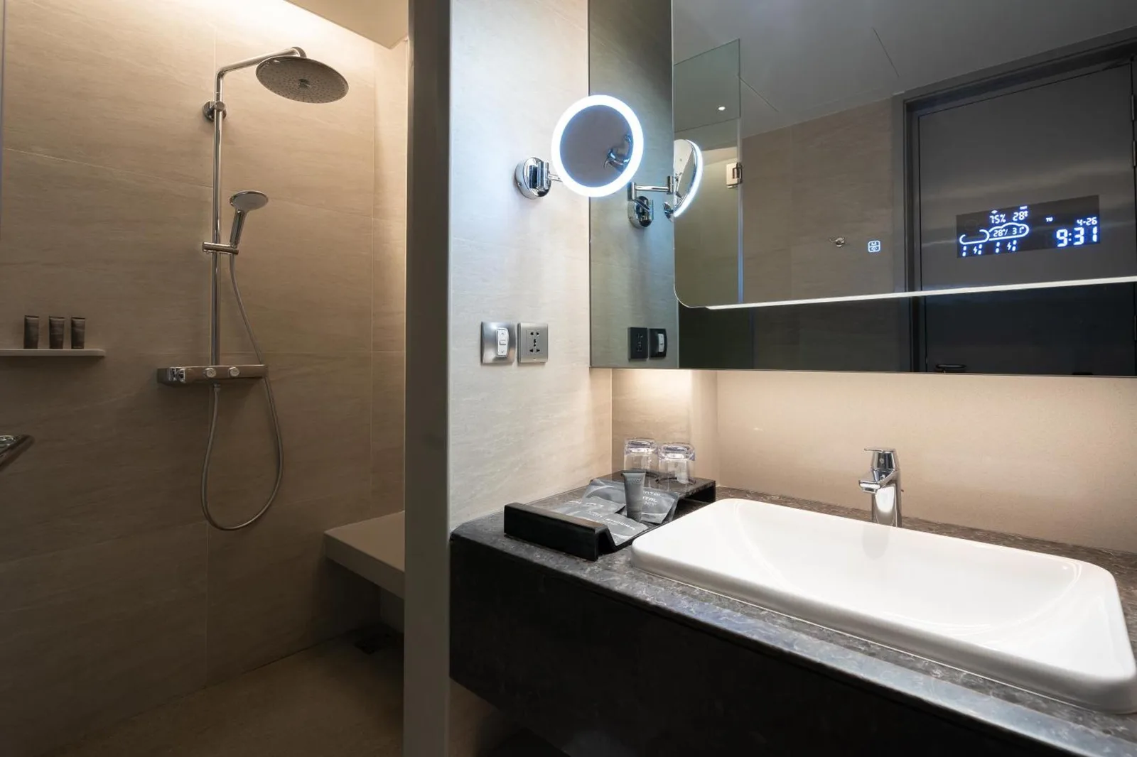 Zone de douche dans une salle de bain à Grande Centre Point Space Pattaya