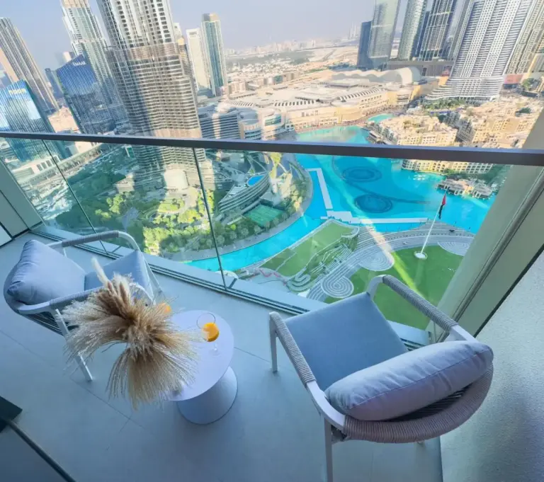 Espace lounge sur le balcon à GRANDE RESIDENCES