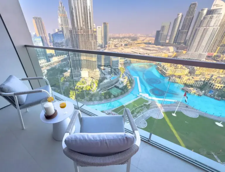 Coin salon sur le balcon surplombant Dubai Fountain