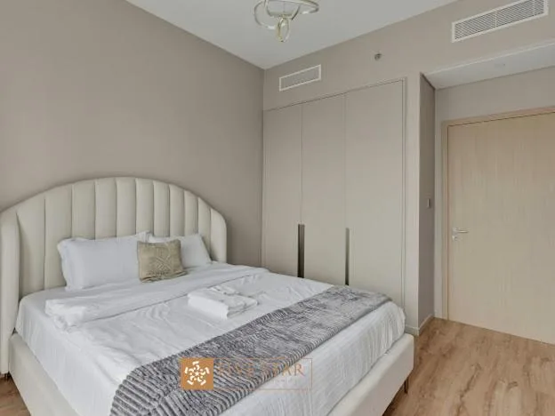 Gemütliches Schlafzimmerinterieur im Grande Signature Residences in Dubai