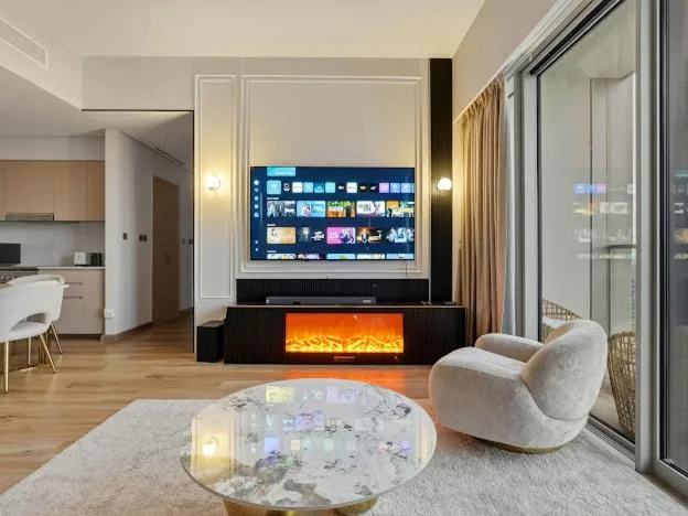 Modernes Wohnzimmerinterieur im Grande Signature Residences