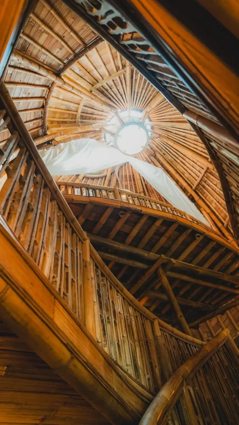 Vue intérieure de la structure en bois du Green Lander Ubud