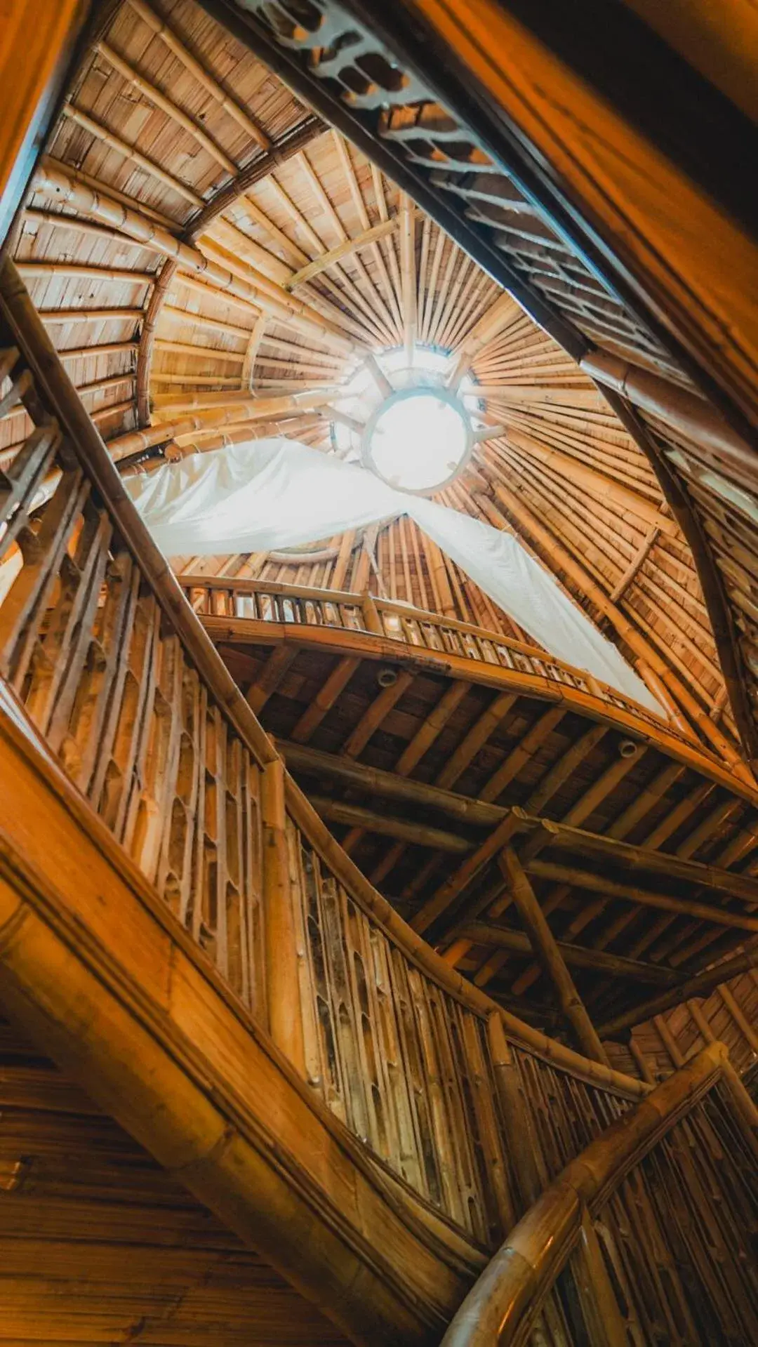 Vue intérieure de la structure en bois du Green Lander Ubud