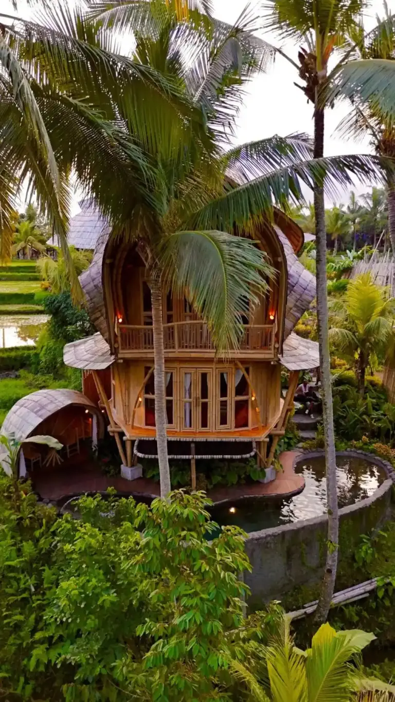 Villa unique au Green Lander Ubud entourée de palmiers