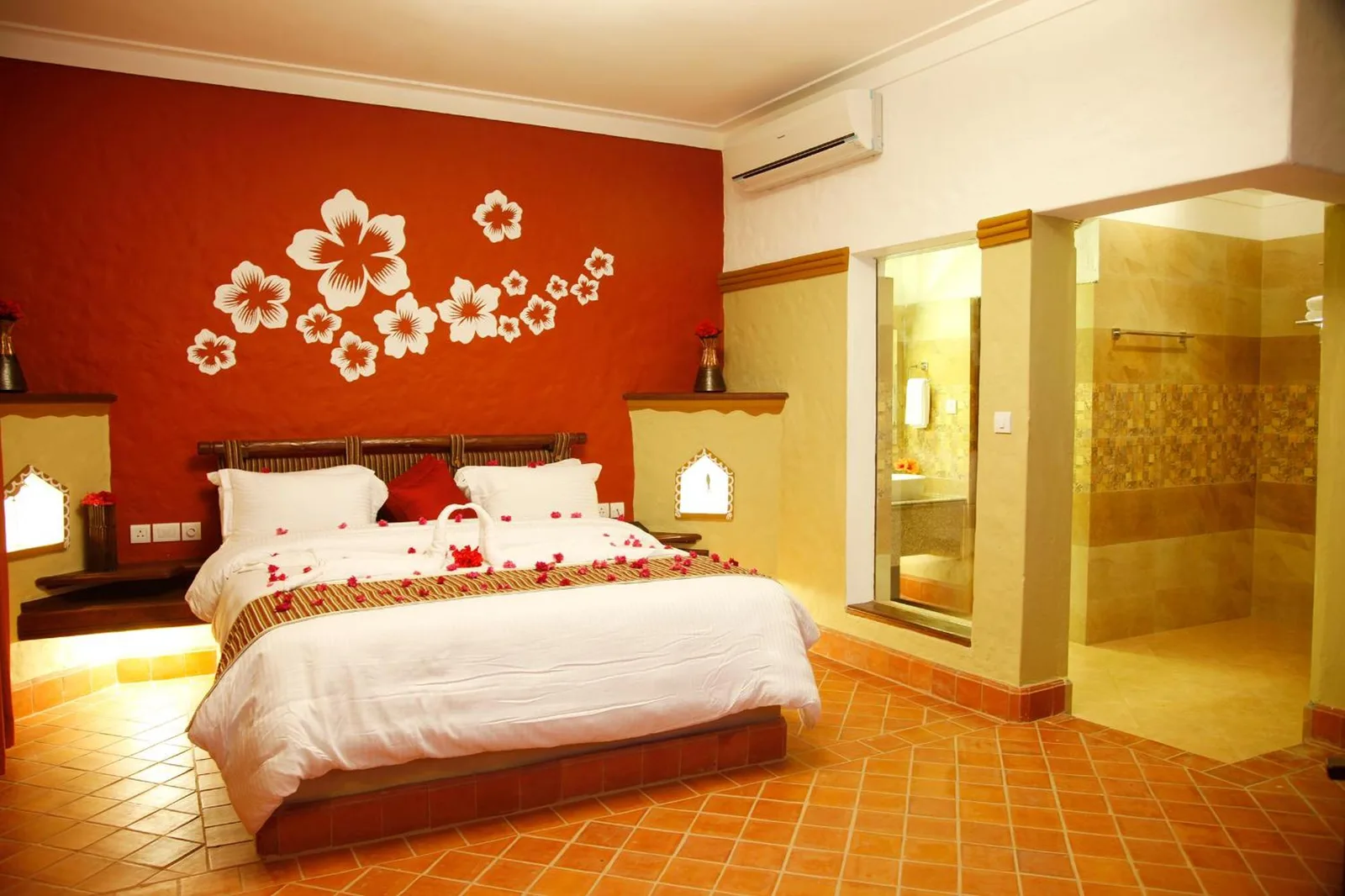 Salle de bains de l’hôtel Green Park Chitwan à Sauraha avec lavabo, espace douche et intérieur carrelé.