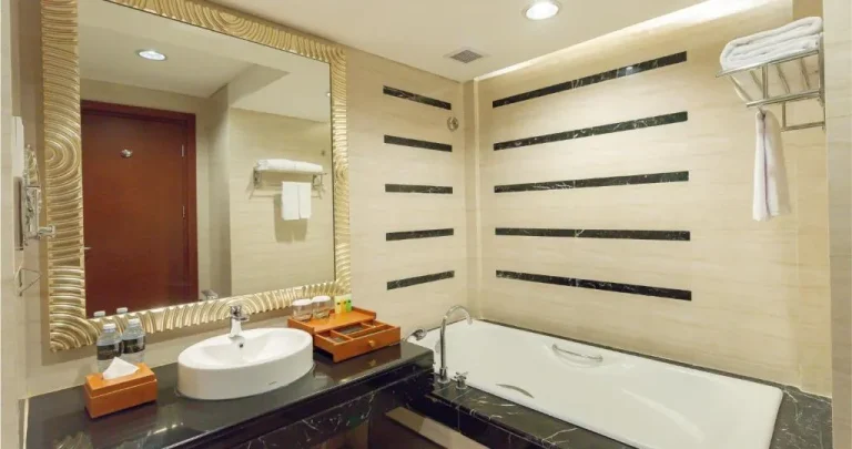 Gumaya Tower Hotel Badezimmer mit eleganten Armaturen und Badewanne