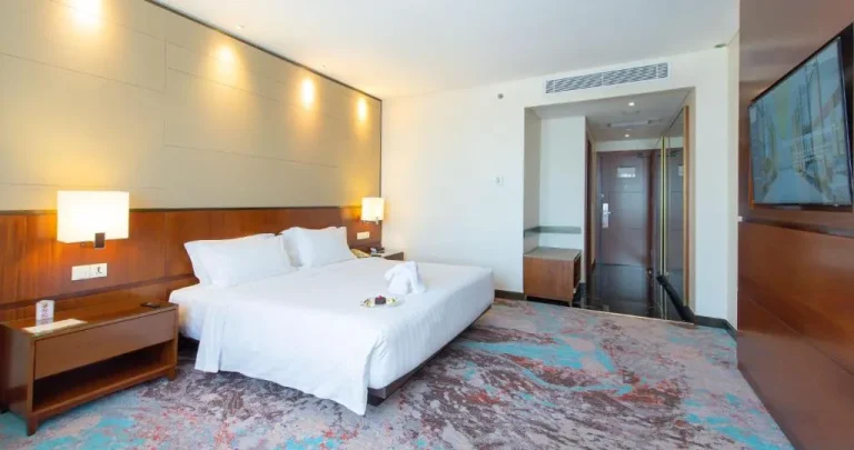 Gumaya Tower Hotel Deluxe-Zimmer mit modernen Möbeln