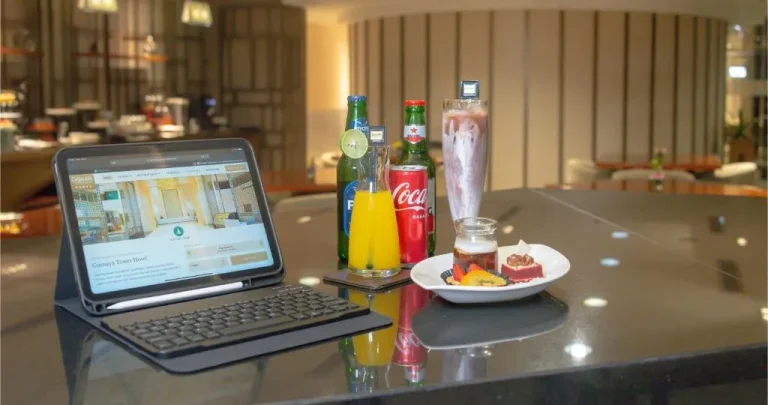 Gumaya Tower Hotel Mini Bar mit Getränken und Desserts