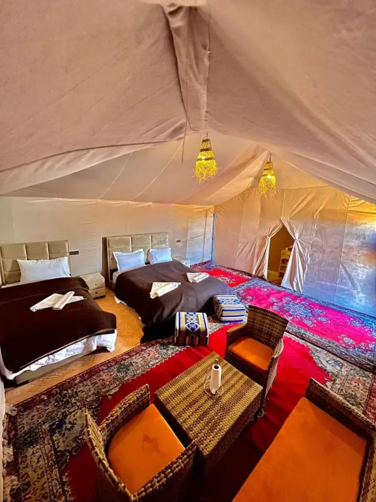 Vista interior de una suite familiar en Habibi Luxury Camp en Merzouga