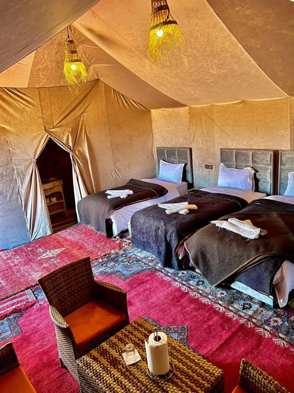 Vista interior de un dormitorio triple en Habibi Luxury Camp en Merzouga