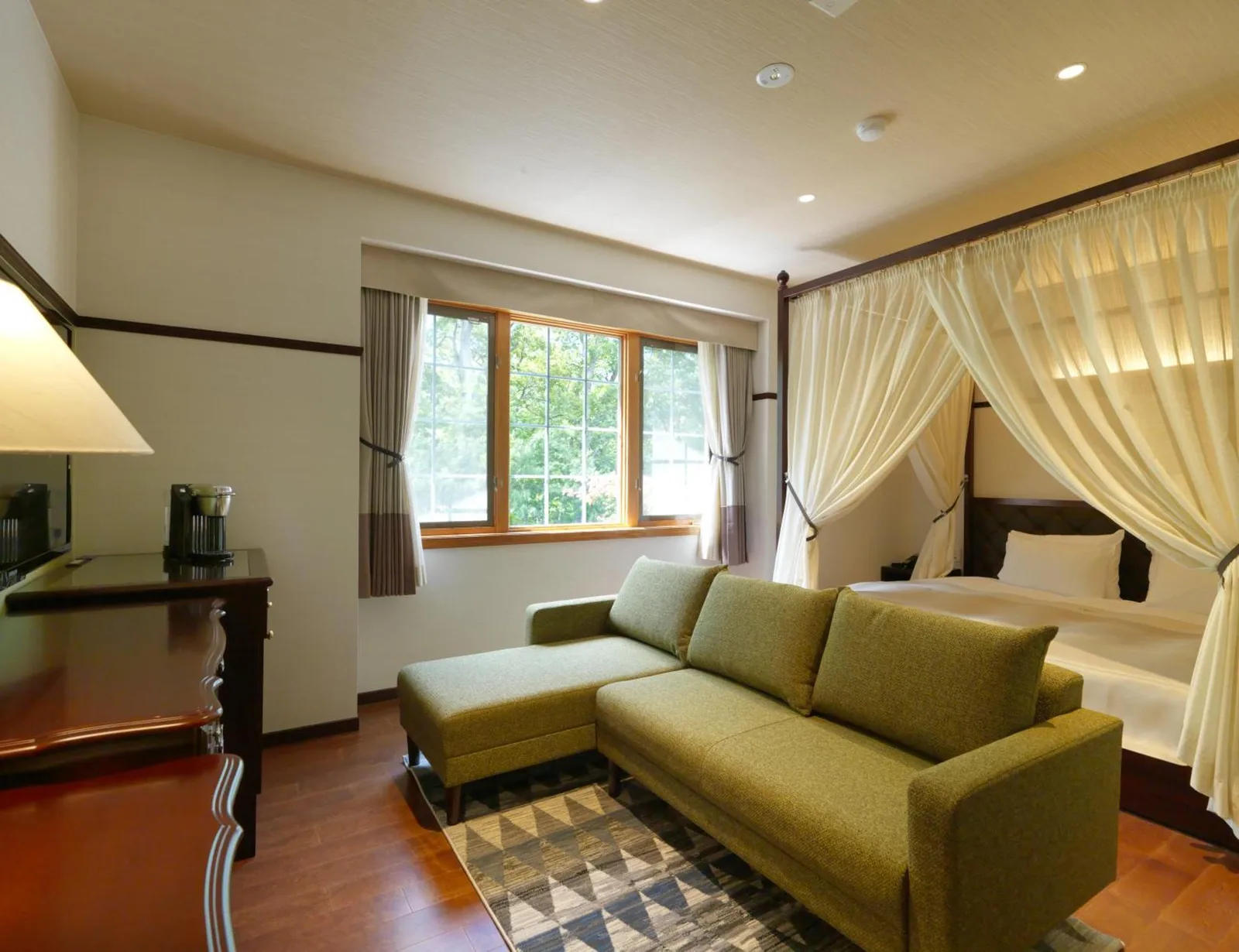 Suite con cama con dosel en Hakodate Onuma Tsuruga Resort EPUY