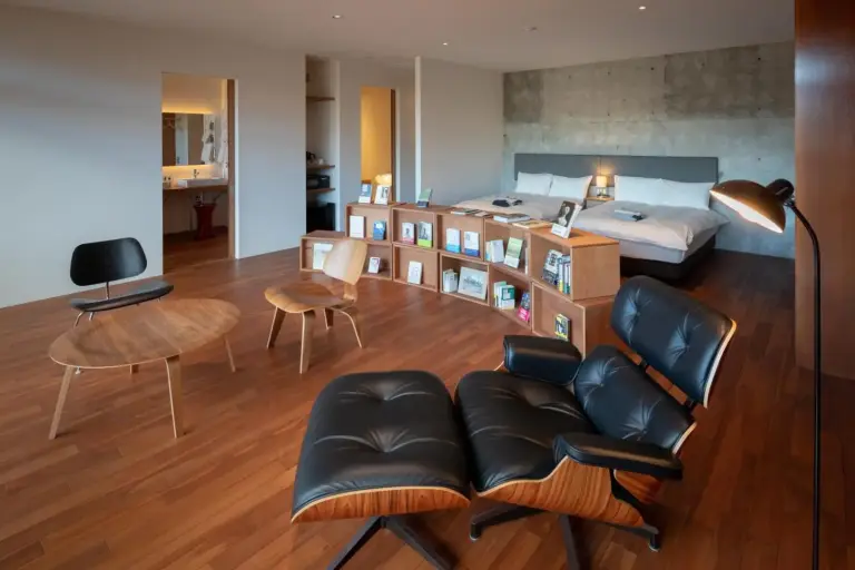 Modern bedroom suite in Hakone Honbako