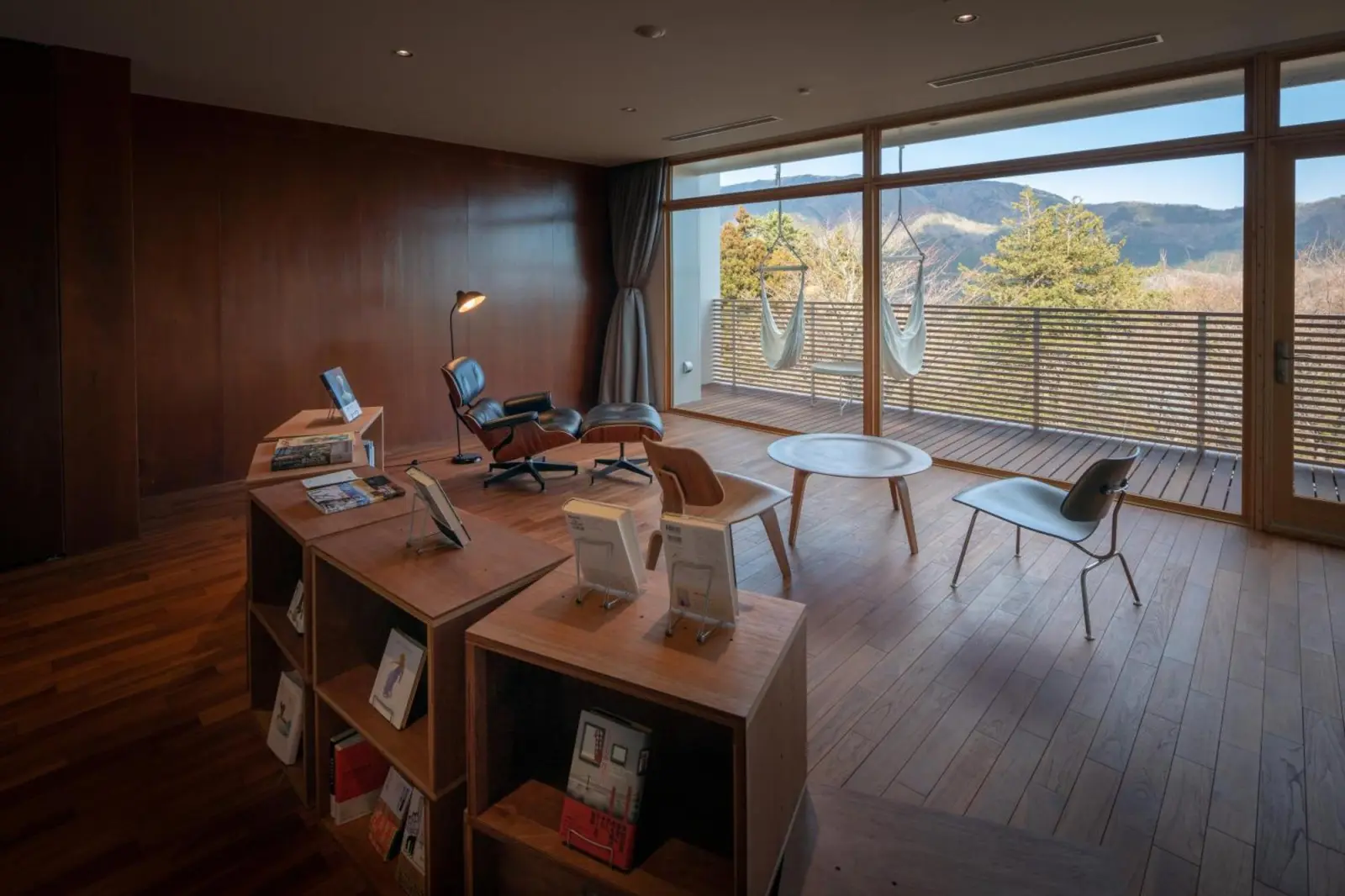 Lounge area with mountain view at Hakone Honbako