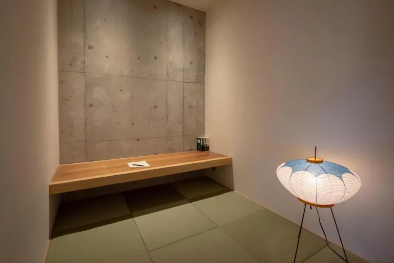 Chambre tatami avec des éléments en bois au Hakone Honbako