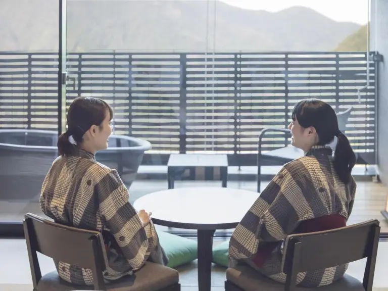 Two guests in traditional attire at Hakone Kowakien Tenyu