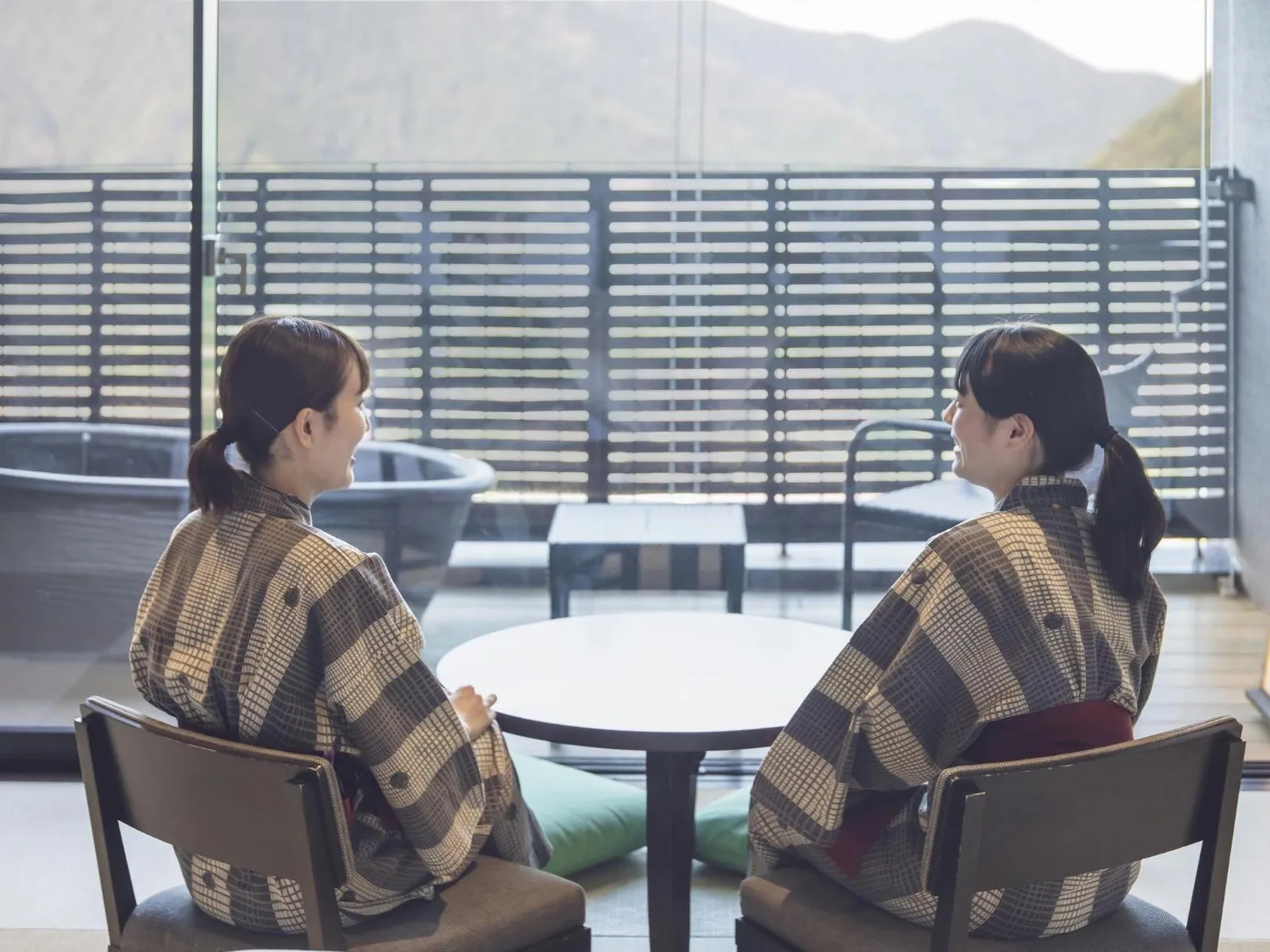 Two guests in traditional attire at Hakone Kowakien Tenyu