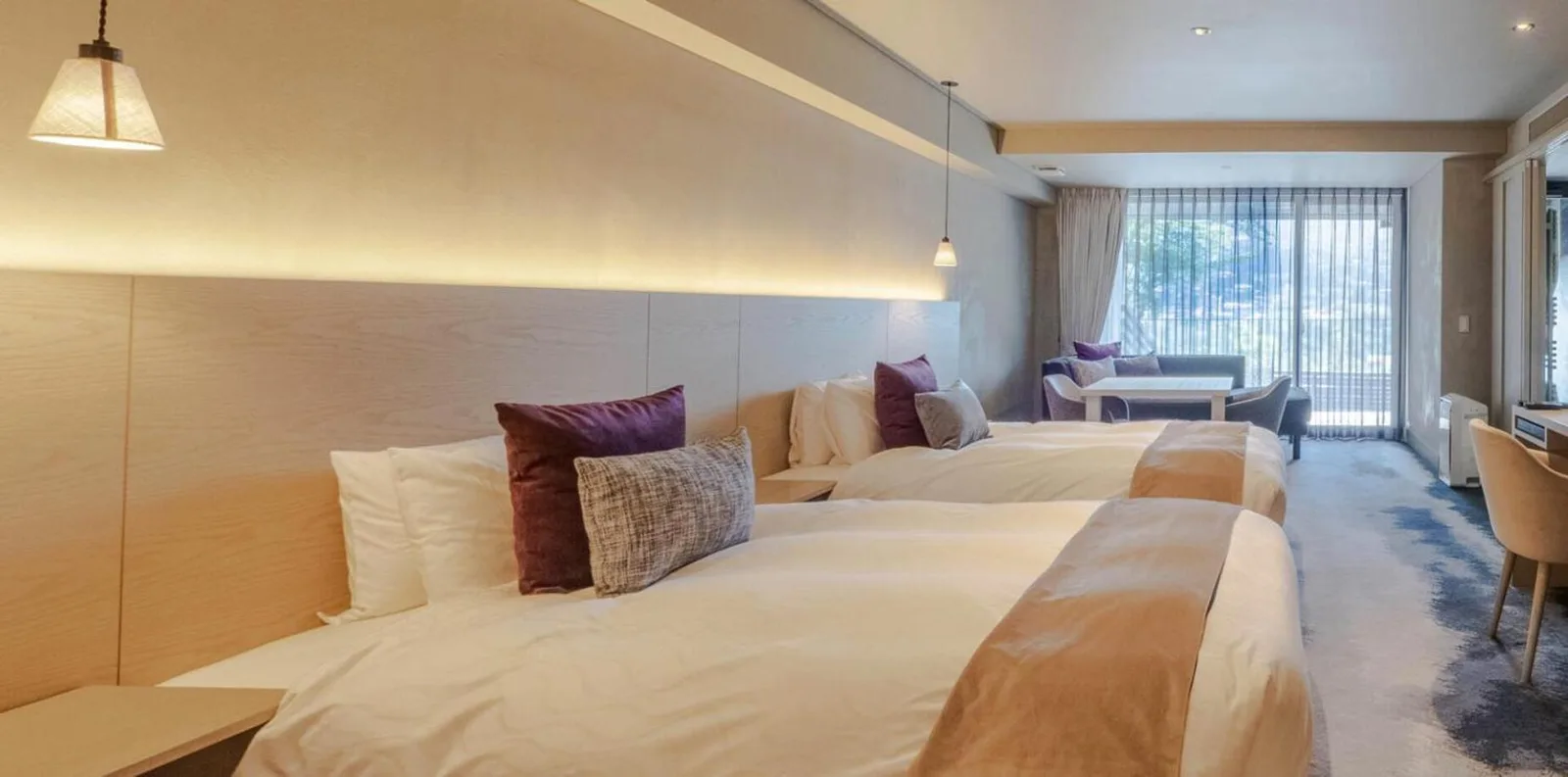 Chambre twin confortable au HAKONE NICA avec éclairage doux