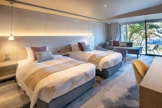 Configuration de chambre familiale au HAKONE NICA avec lits jumeaux