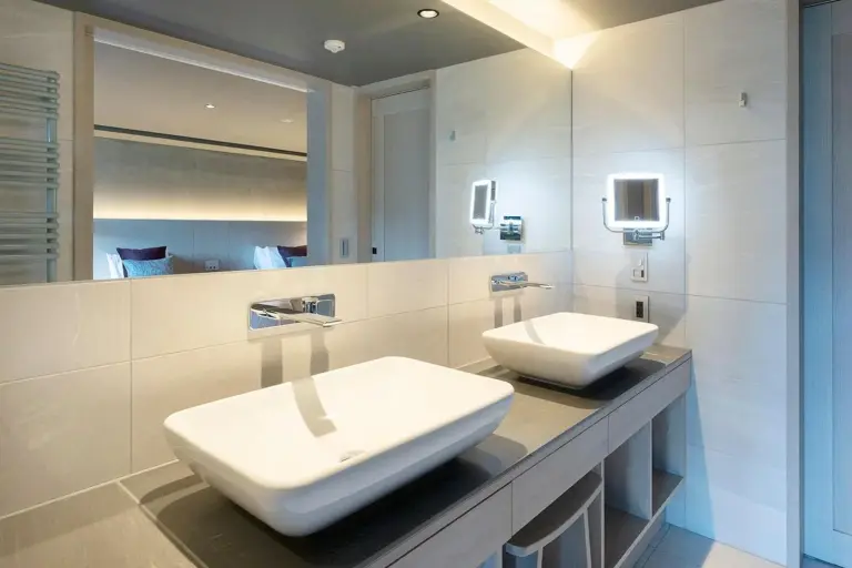 Salle de bain moderne avec double vasques au HAKONE NICA