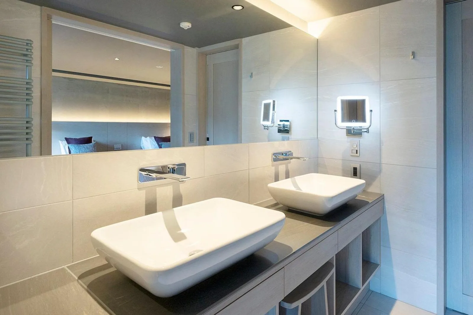 Salle de bain moderne avec double vasques au HAKONE NICA