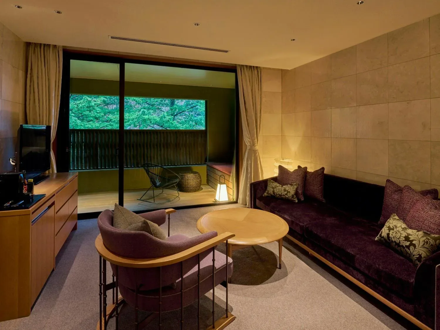 Living room area in a suite at Hakone Suishoen