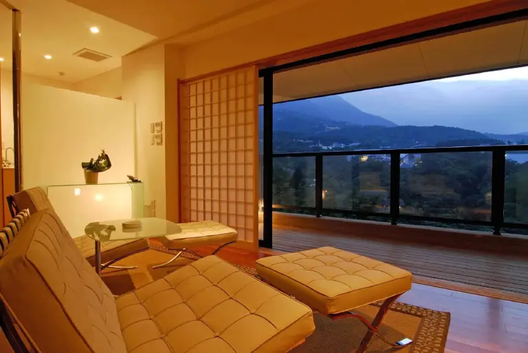 Zona de salón nocturna en el hotel Hakone Tokinoshizuku