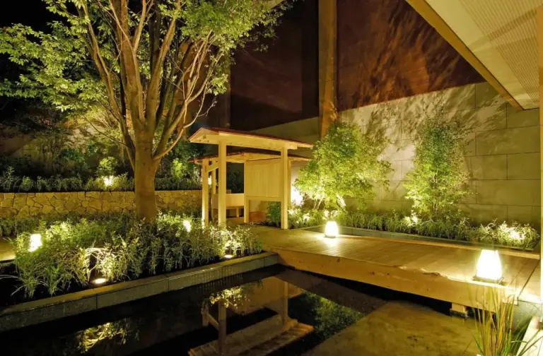 Hermoso entorno de jardín en el hotel Hakone Tokinoshizuku