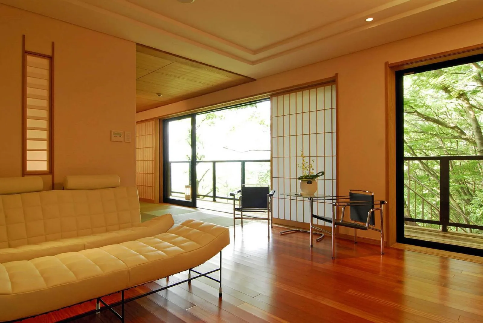 Zona de salón con luz natural en el hotel Hakone Tokinoshizuku