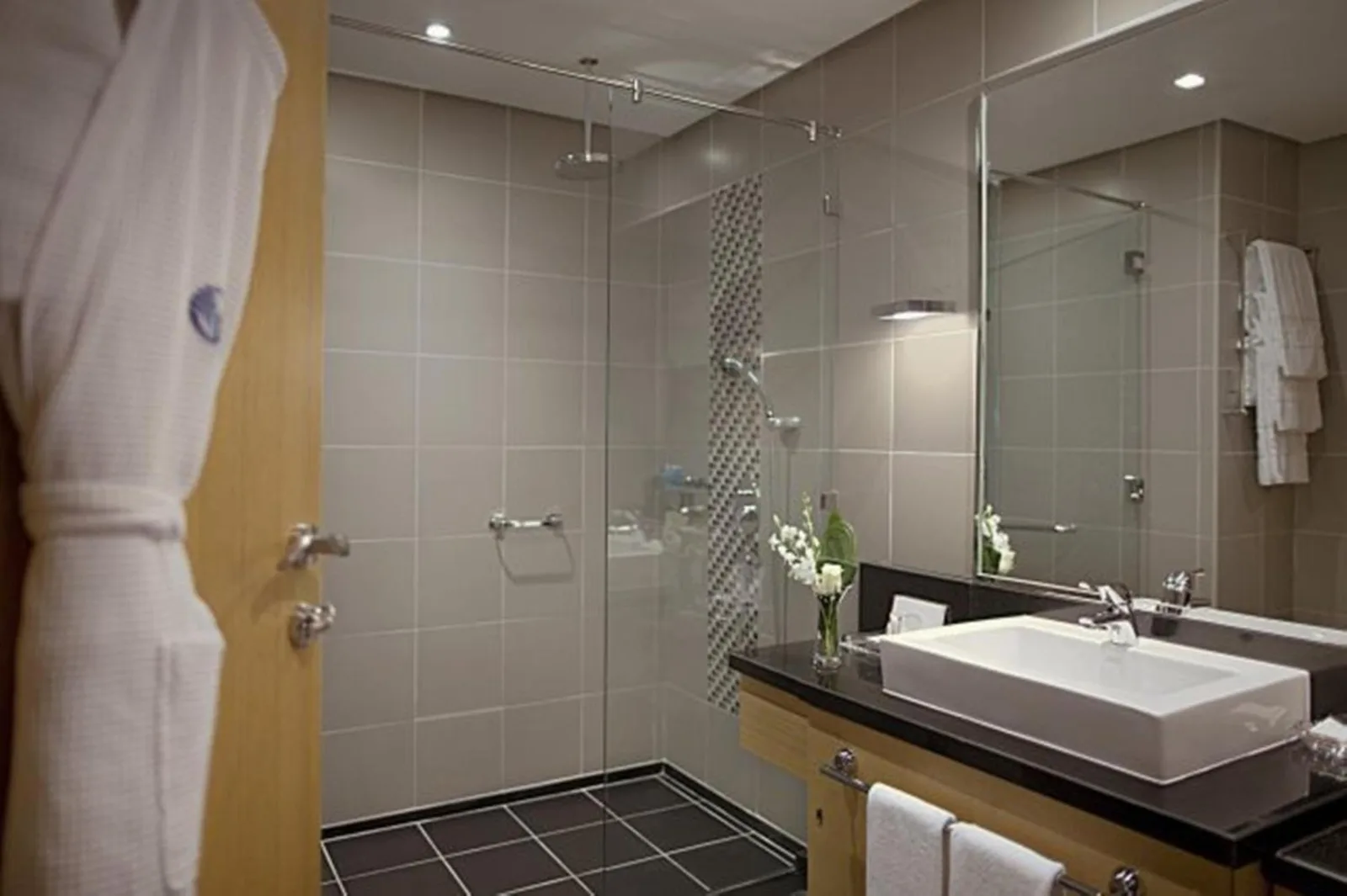 Salle de bains élégante à Hala Arjaan by Rotana