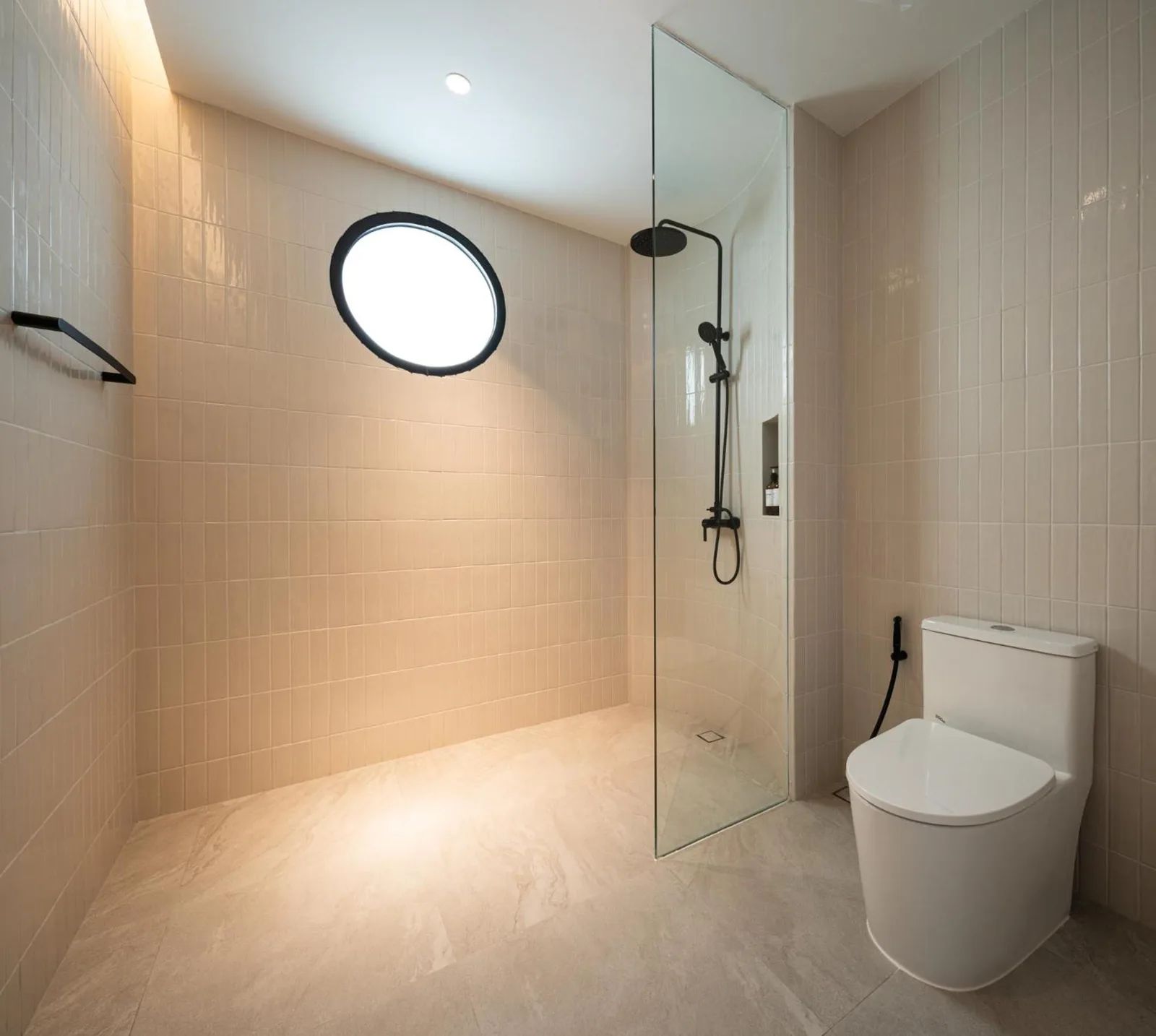 Halff Hotel Chanthaburi bathroom with walk-in shower and toilet