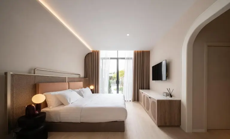 Halff Hotel Chanthaburi king bed guest room with modern minimalist design