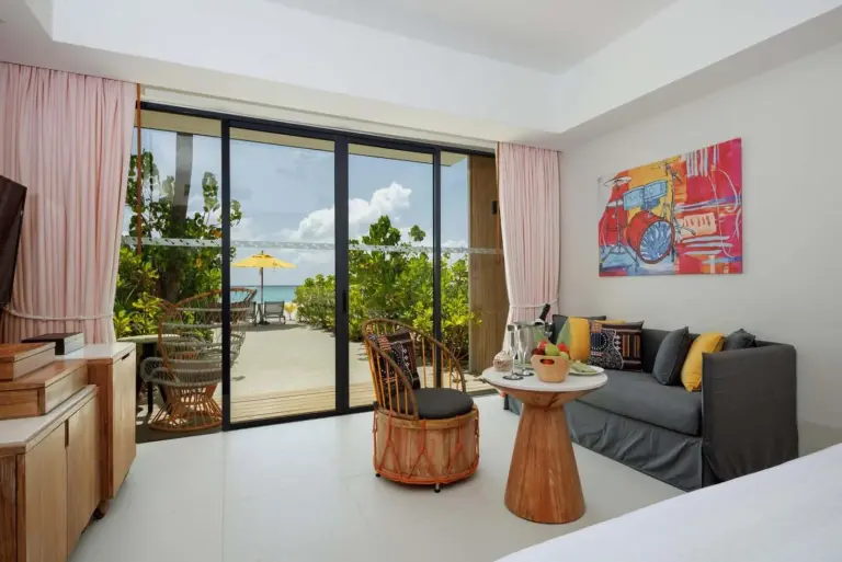 Einladendes Zimmerinterieur im Hard Rock Hotel Maldives